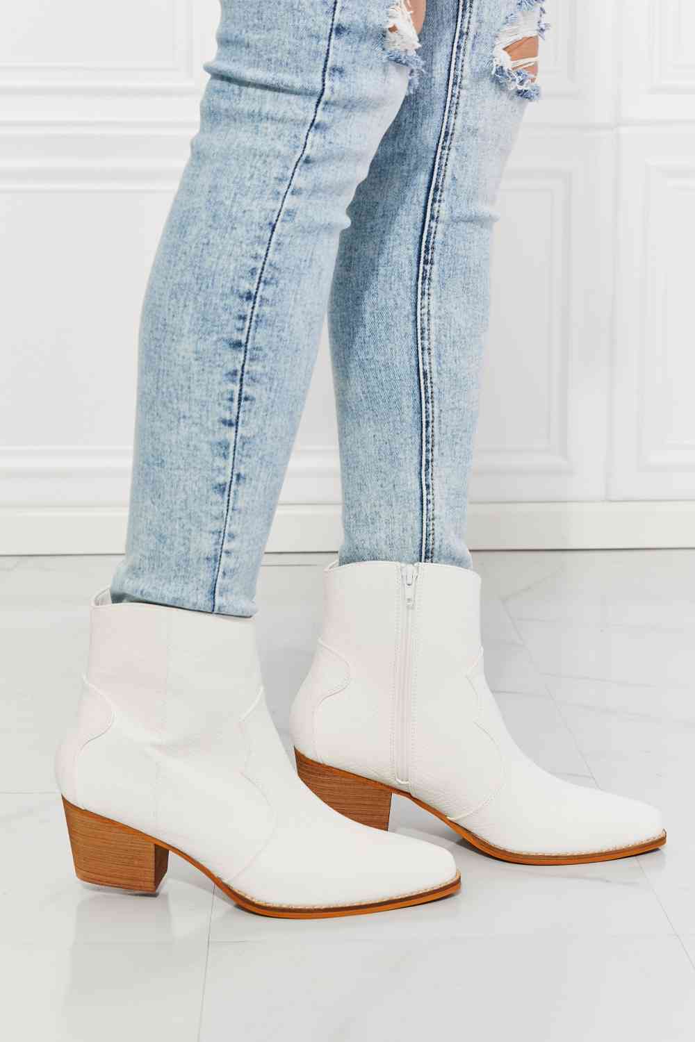 mmshoes watertower town faux leather western ankle boots in white