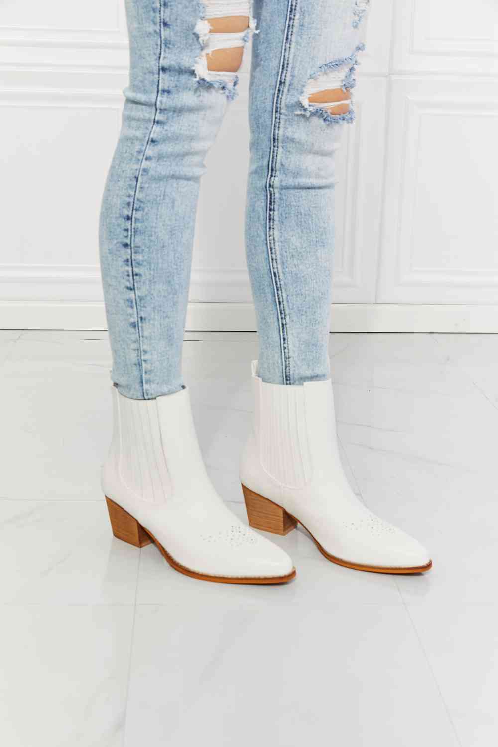 mmshoes love the journey stacked heel chelsea boot in white