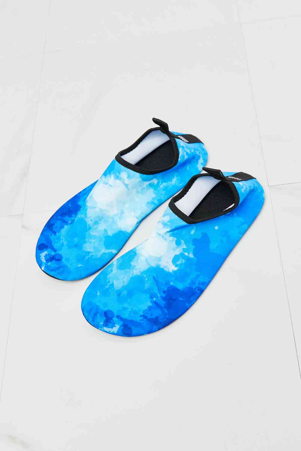 mmshoes on the shore water shoes in blue