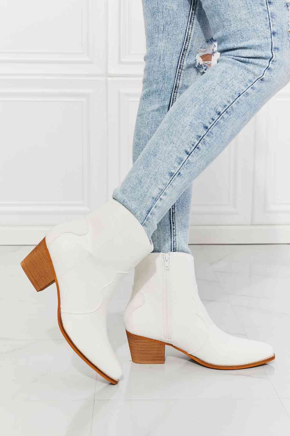 mmshoes watertower town faux leather western ankle boots in white