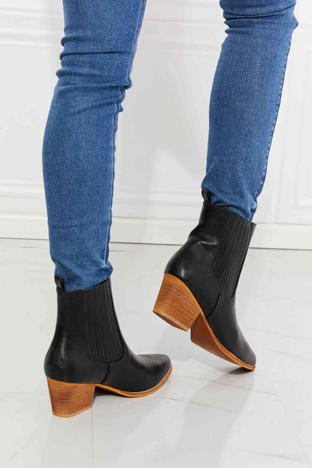 mmshoes love the journey stacked heel chelsea boot in black