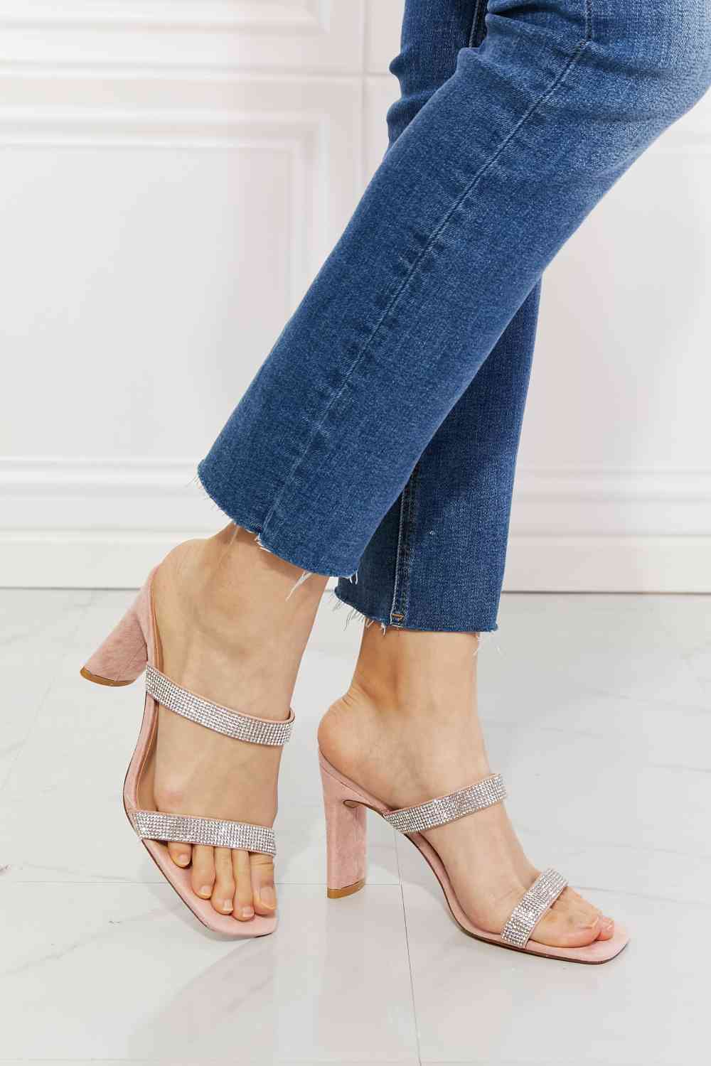 mmshoes leave a little sparkle rhinestone block heel sandal in pink