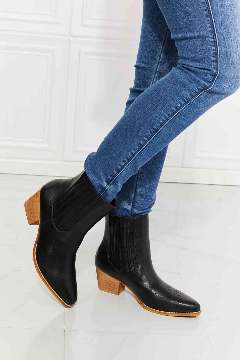 mmshoes love the journey stacked heel chelsea boot in black