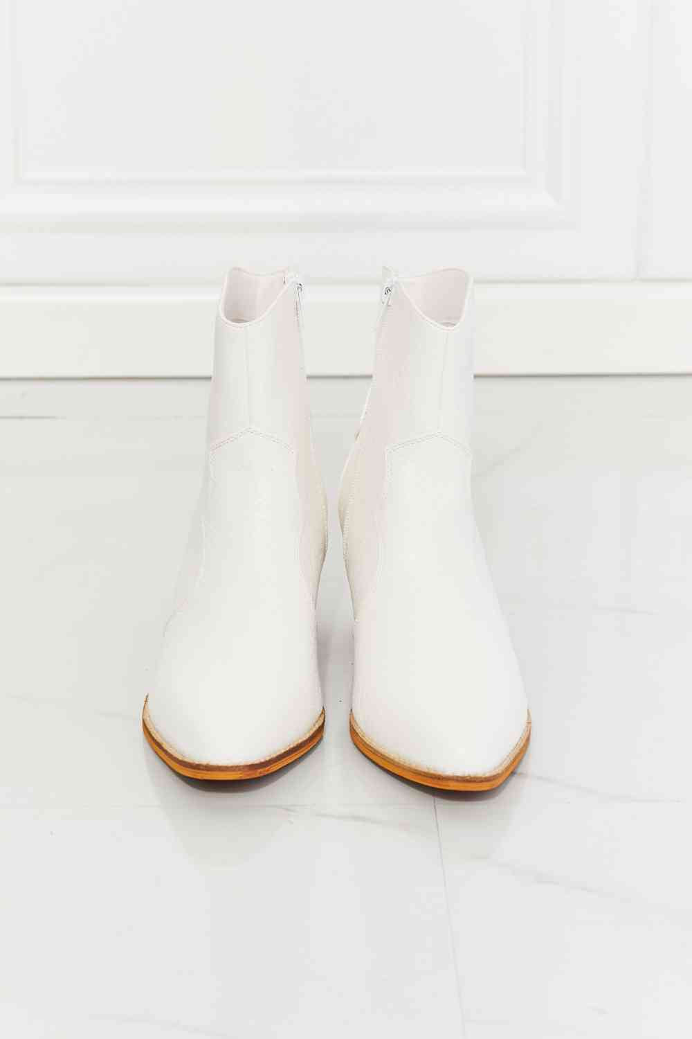 mmshoes watertower town faux leather western ankle boots in white