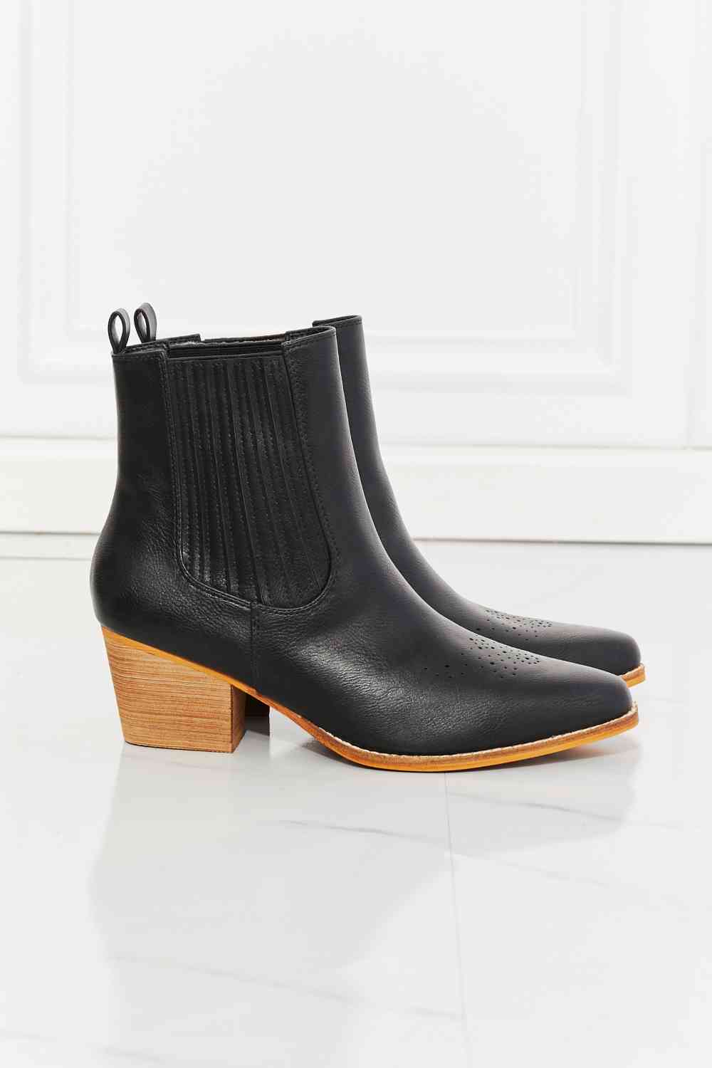 mmshoes love the journey stacked heel chelsea boot in black