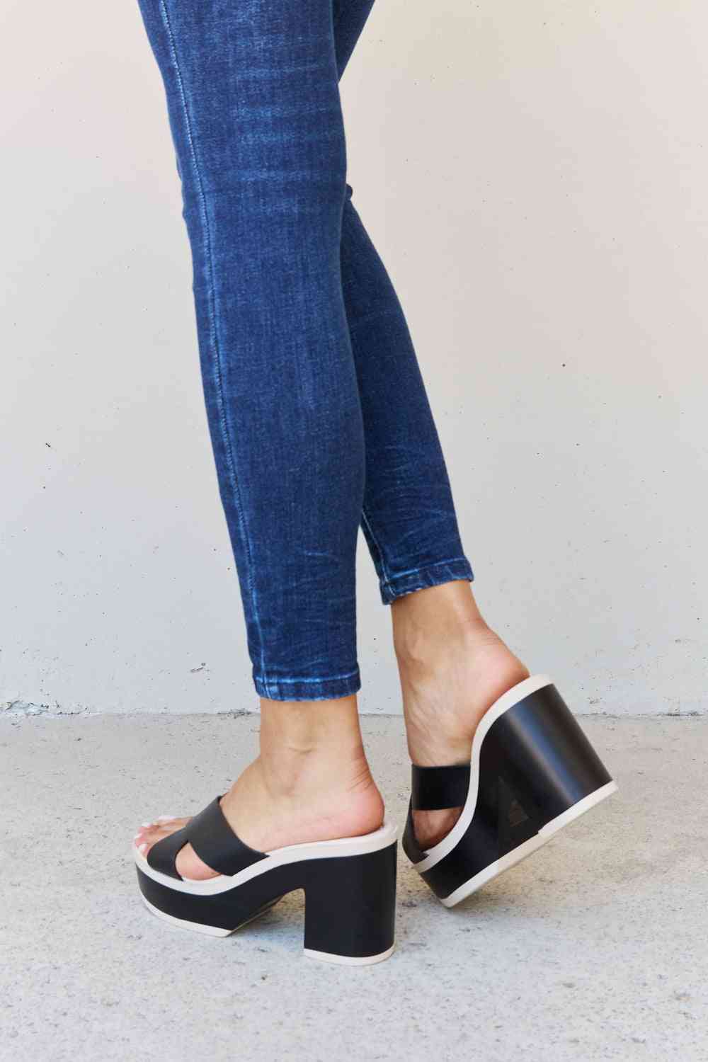 weeboo cherish the moments contrast platform sandals in black