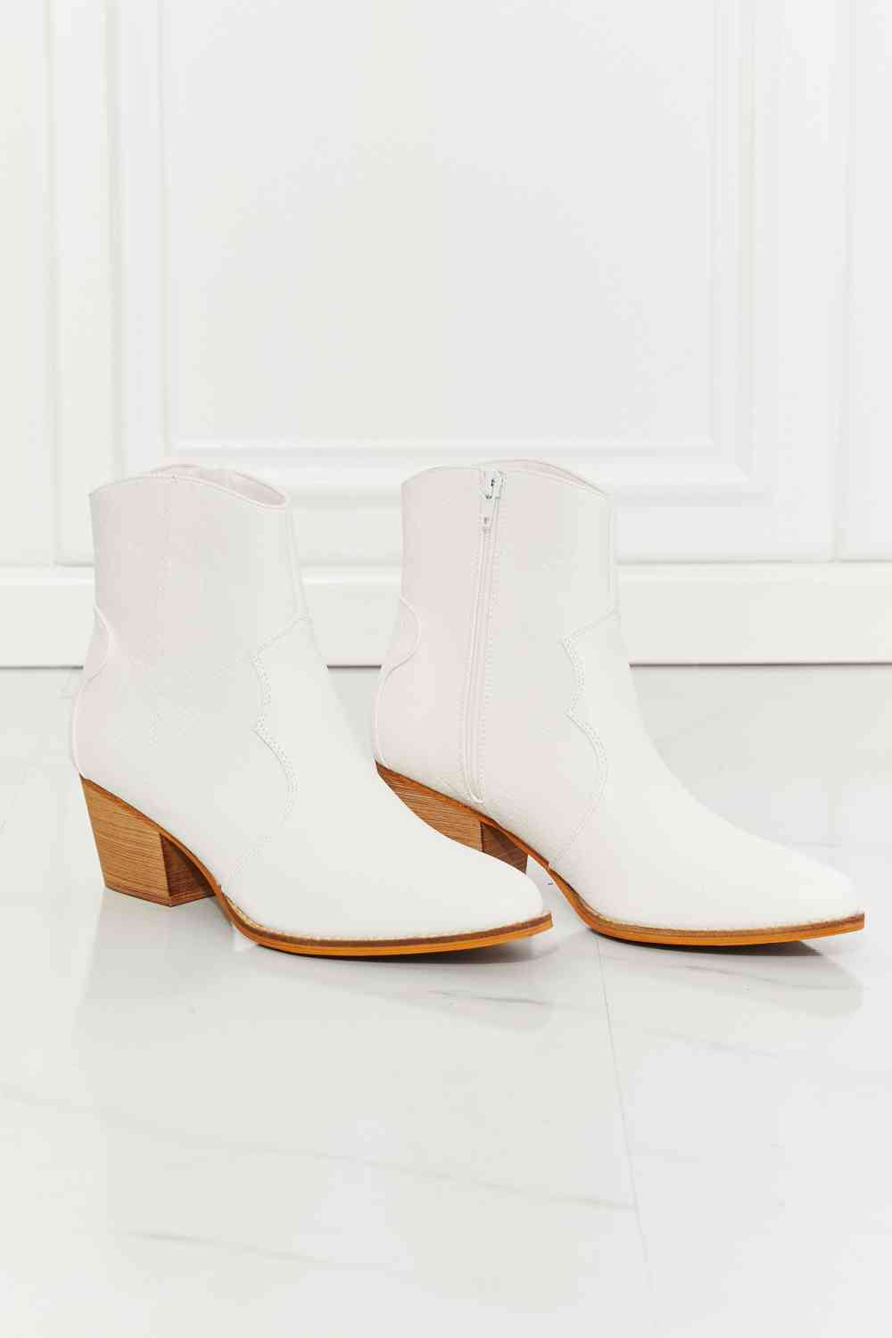 mmshoes watertower town faux leather western ankle boots in white