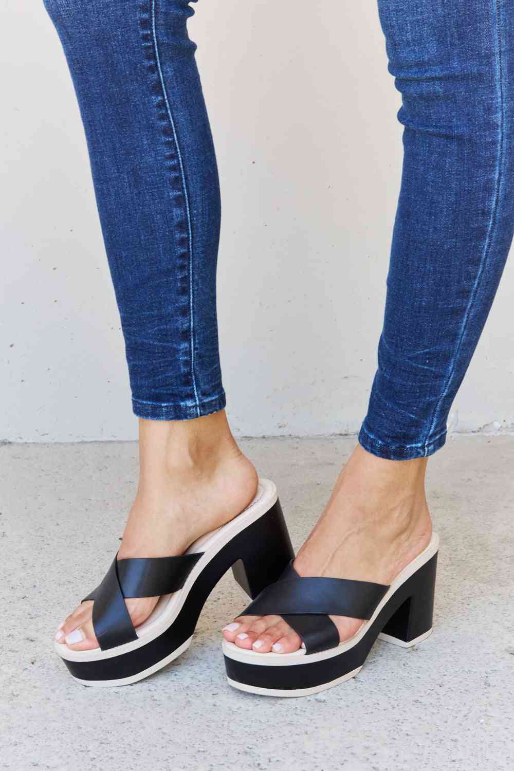 weeboo cherish the moments contrast platform sandals in black