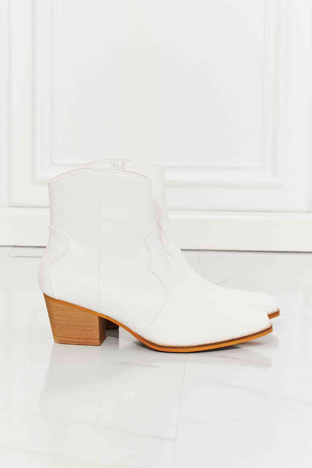 mmshoes watertower town faux leather western ankle boots in white