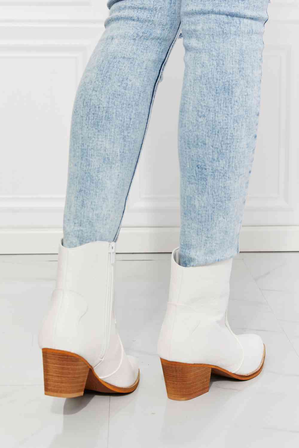 mmshoes watertower town faux leather western ankle boots in white