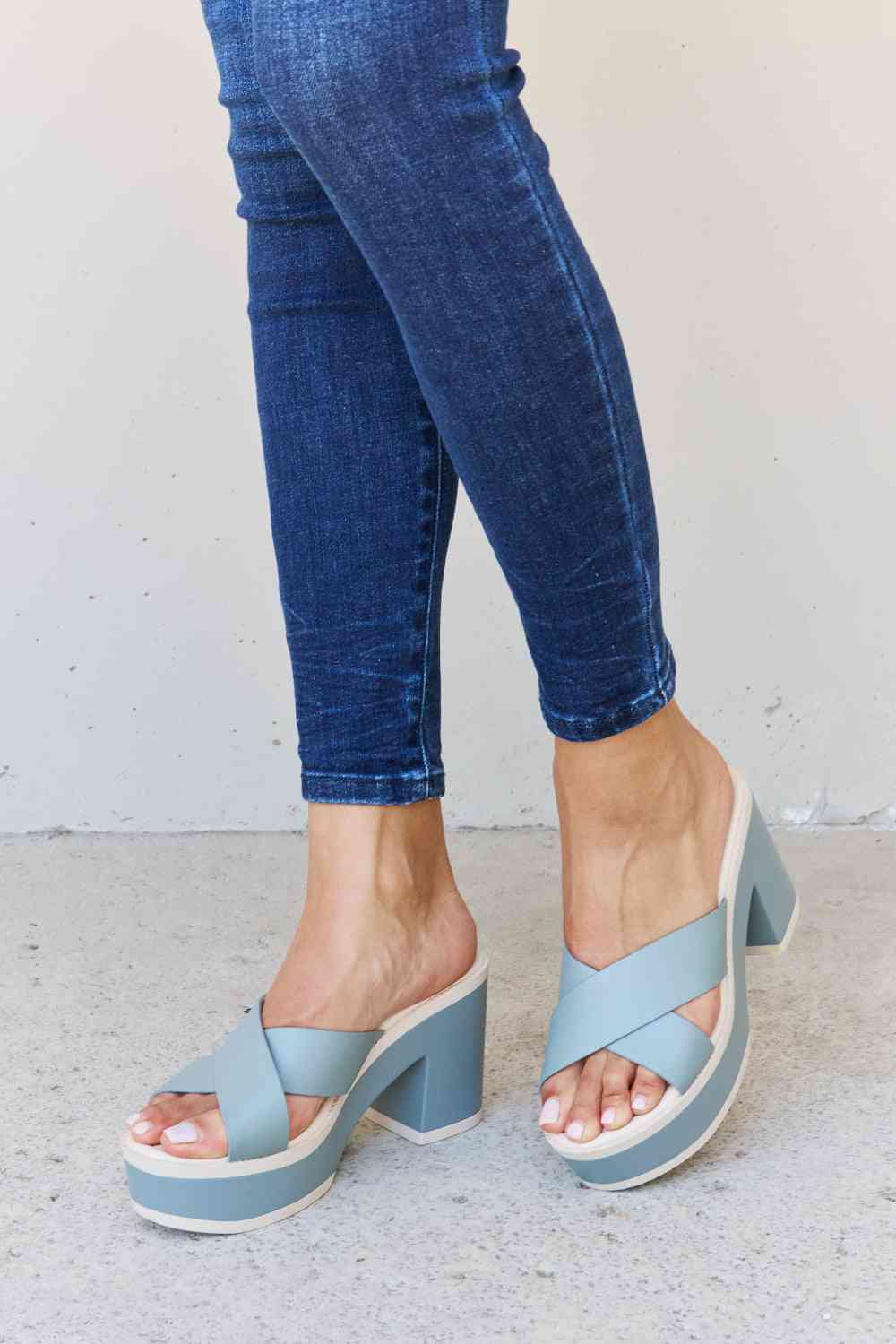 weeboo cherish the moments contrast platform sandals in misty blue