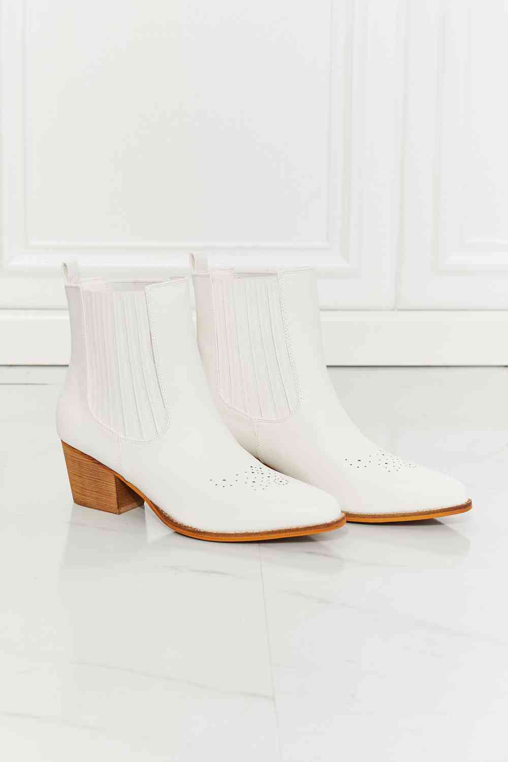 mmshoes love the journey stacked heel chelsea boot in white